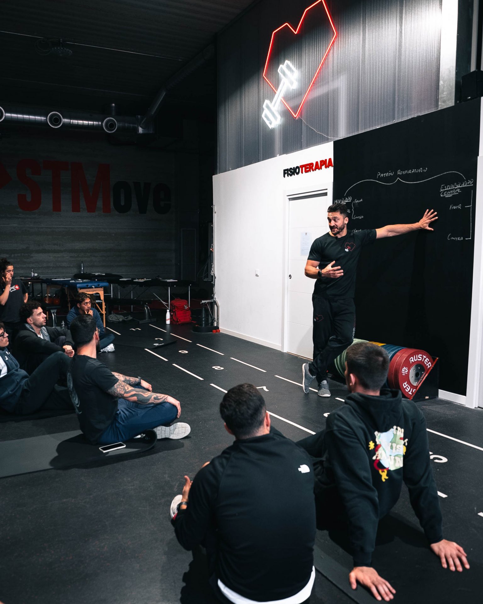 Entrenador personal enseñando nuevas técnicas